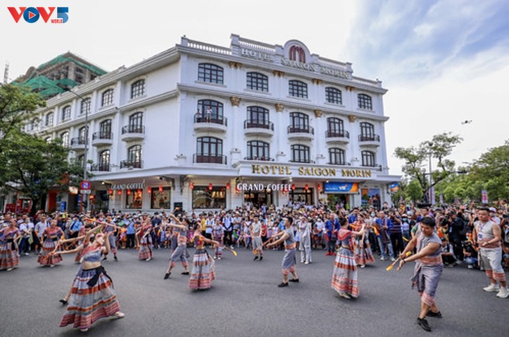 Festival Jalanan Hue Cemerlang dengan Warna-Warni Budaya - ảnh 1