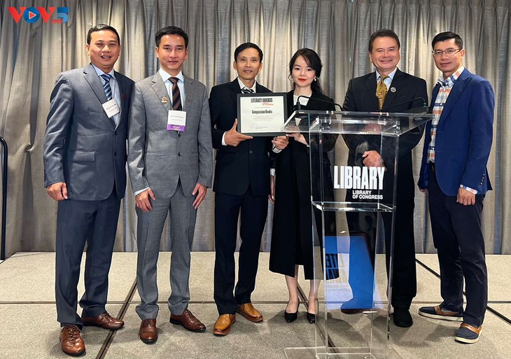 Satu Wakil dari Vietnam yang Menerima Penghargaan Pemberantasan Buta Huruf dan Penyebaran Pengetahuan dari Perpustakaan Kongres AS - ảnh 1
