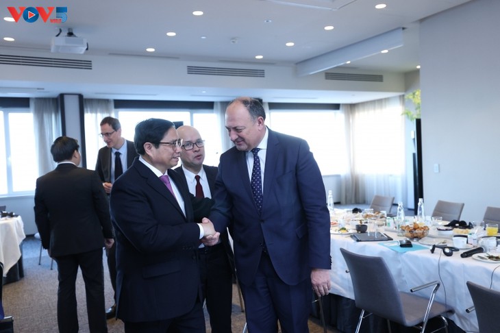 Премьер-министр Фам Минь Тинь провел рабочие встречи с представителями бельгийских корпораций - ảnh 1