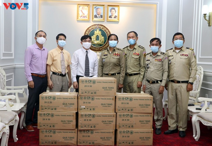 Đại sứ quán Việt Nam trao tặng vật tư y tế Tổng cục di trú Campuchia - ảnh 1
