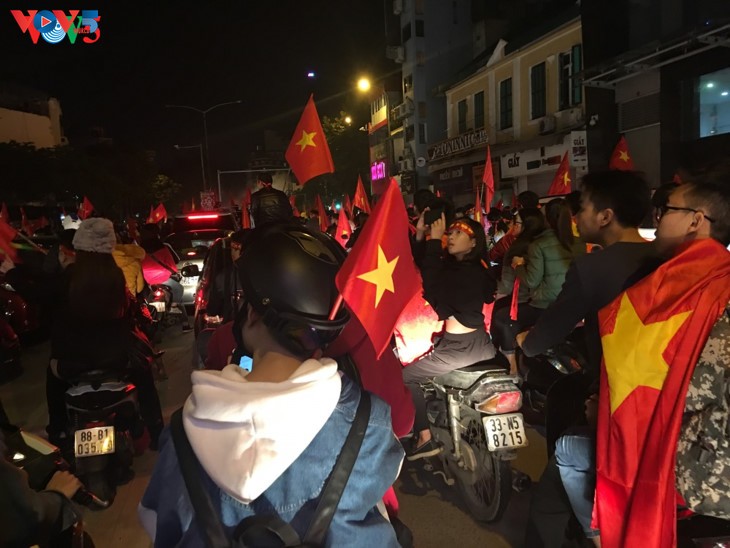 Hanoi streets covered in red flags, cheer football squad winning trophy - ảnh 6