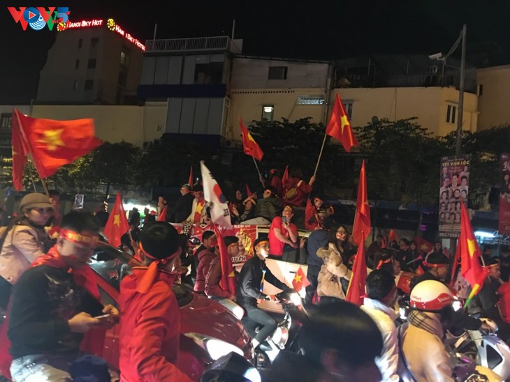 Hanoi streets covered in red flags, cheer football squad winning trophy - ảnh 3