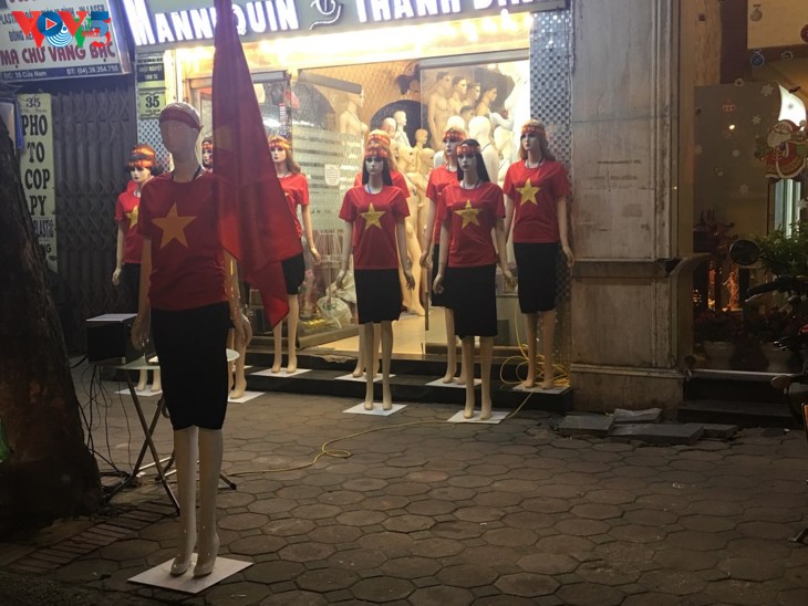 Hanoi streets covered in red flags, cheer football squad winning trophy - ảnh 5