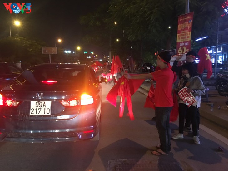 Hanoi streets covered in red flags, cheer football squad winning trophy - ảnh 1