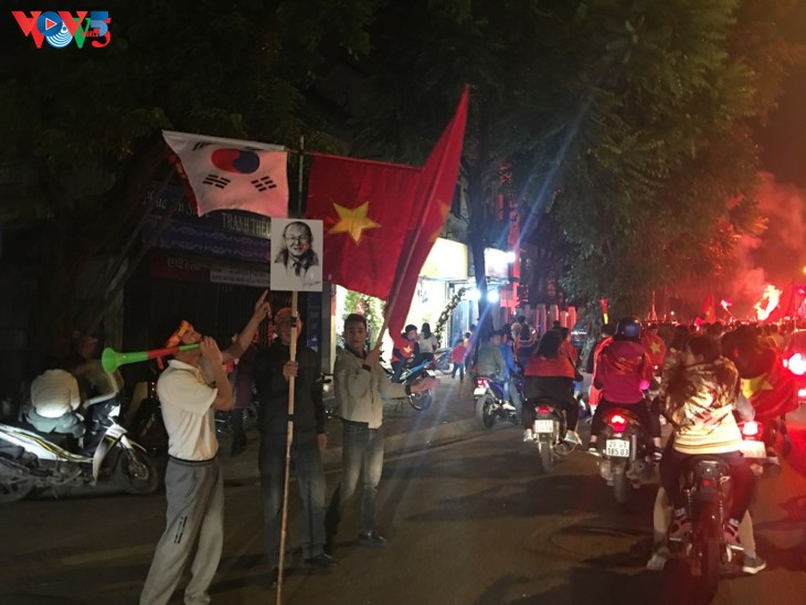 Hanoi streets covered in red flags, cheer football squad winning trophy - ảnh 2