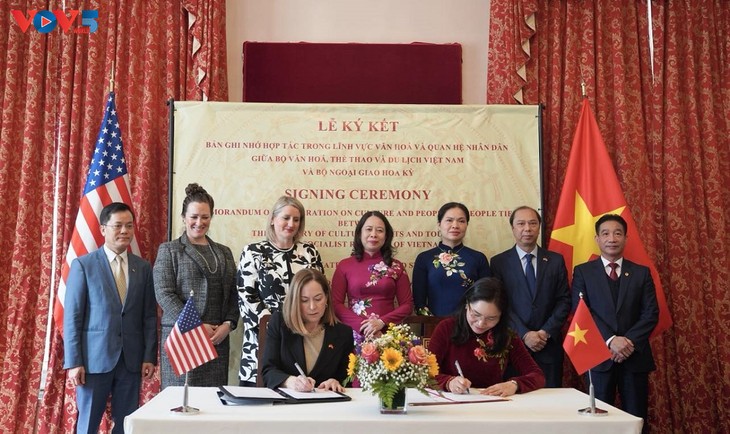 Vietnam, US sign MoU on culture and public affairs cooperation  - ảnh 2