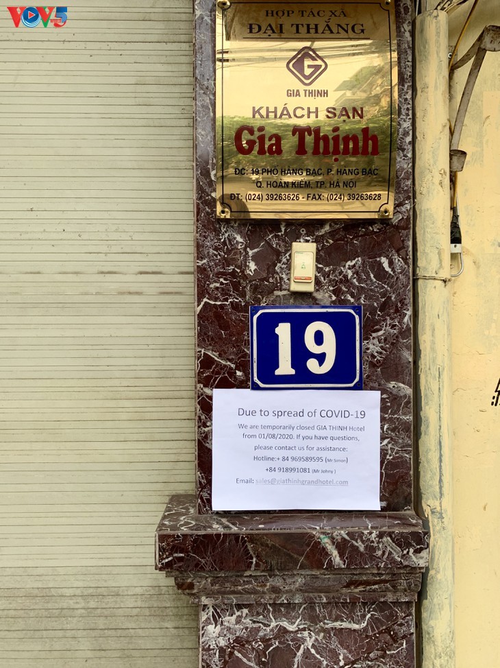 Магазины в cтаром квартале Ханоя временно закрылись из-за COVID-19 - ảnh 12