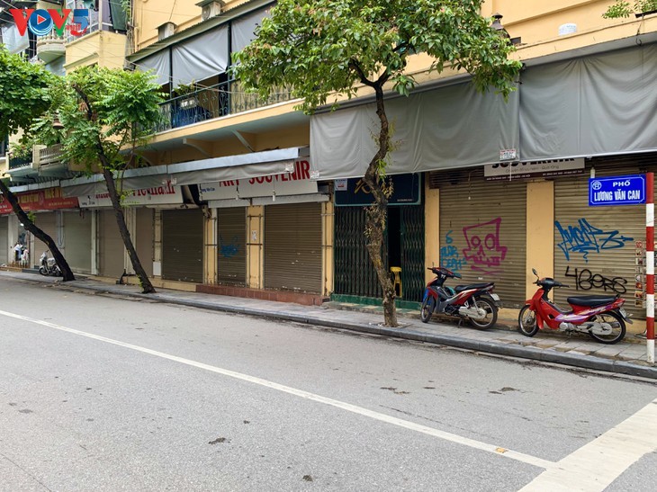 Магазины в cтаром квартале Ханоя временно закрылись из-за COVID-19 - ảnh 13