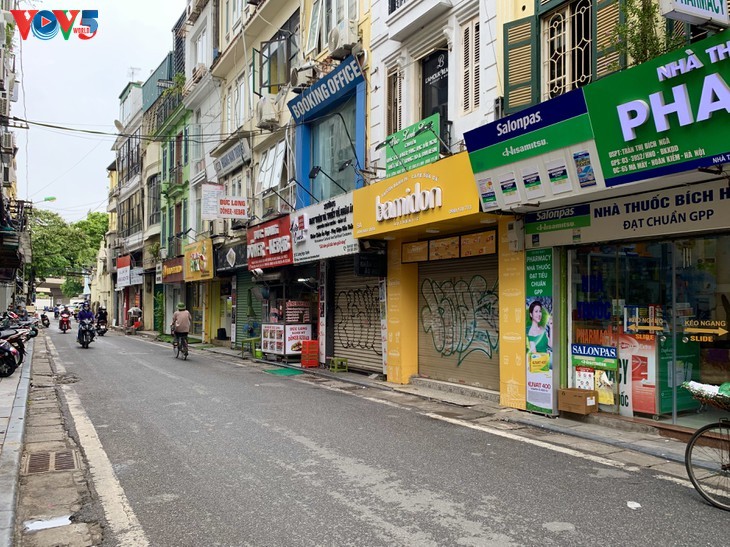 Магазины в cтаром квартале Ханоя временно закрылись из-за COVID-19 - ảnh 8