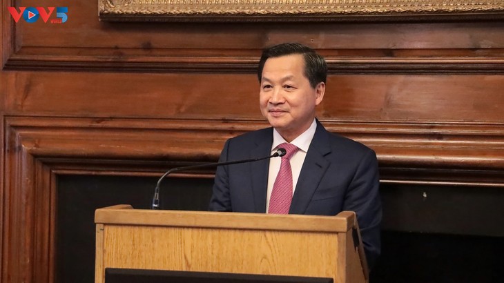 Вице-премьер Ле Минь Кхай выступил с речью на открытии программы высших руководителей 2024 года в США  - ảnh 1