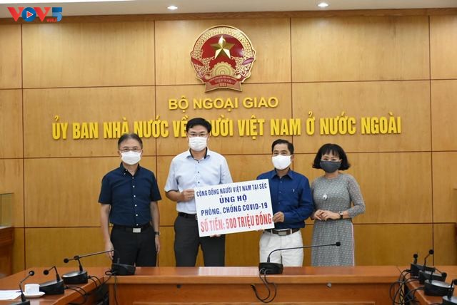 Vietnamese community in Czech Republic supports COVID-19 fight at home - ảnh 1
