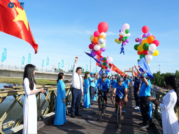 Cycling for peace begins in Quang Tri former battlefield  - ảnh 1