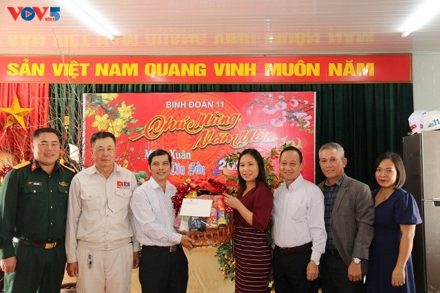 Đại sứ quán Việt Nam tại Lào thăm, chúc Tết cán bộ chiến sĩ Binh đoàn 11 đang thi công Nhà Quốc hội Lào - ảnh 1