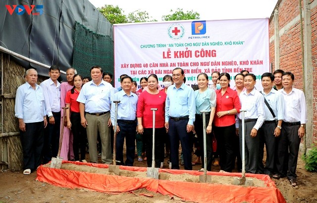 Xây tặng 60 căn nhà cho ngư dân vùng ven biển Tiền Giang, Bến Tre - ảnh 3