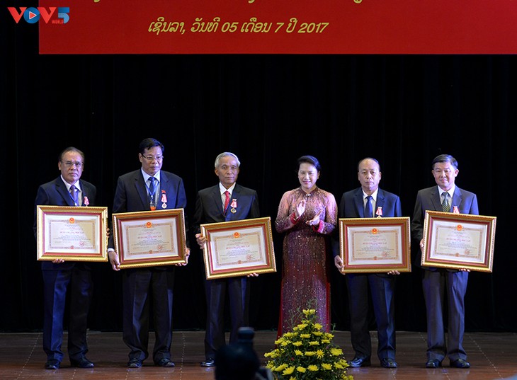Trao tặng Huân chương của Chủ tịch nước Việt Nam cho các cá nhân của nước bạn Lào - ảnh 1