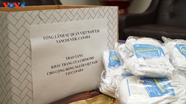 Trao tặng khẩu trang cho cộng đồng người Việt Nam tại Canada - ảnh 1