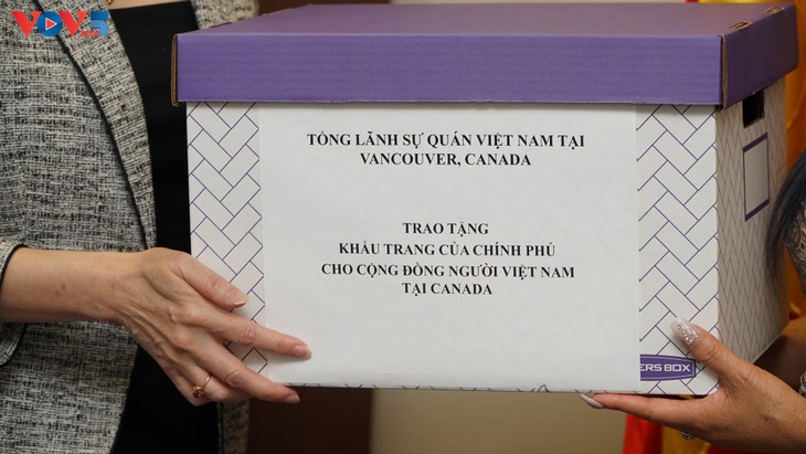 Trao tặng khẩu trang cho cộng đồng người Việt Nam tại Canada - ảnh 4