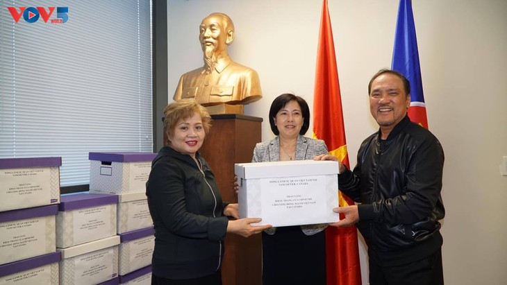 Trao tặng khẩu trang cho cộng đồng người Việt Nam tại Canada - ảnh 5