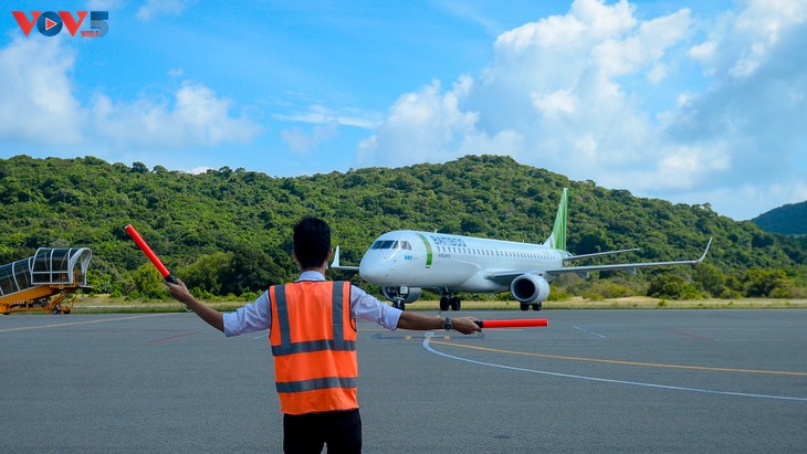 Khai trương 3 đường bay thẳng, Bamboo Airways tặng 1 tỷ đồng tiền mặt hỗ trợ hộ nghèo Côn Đảo - ảnh 2