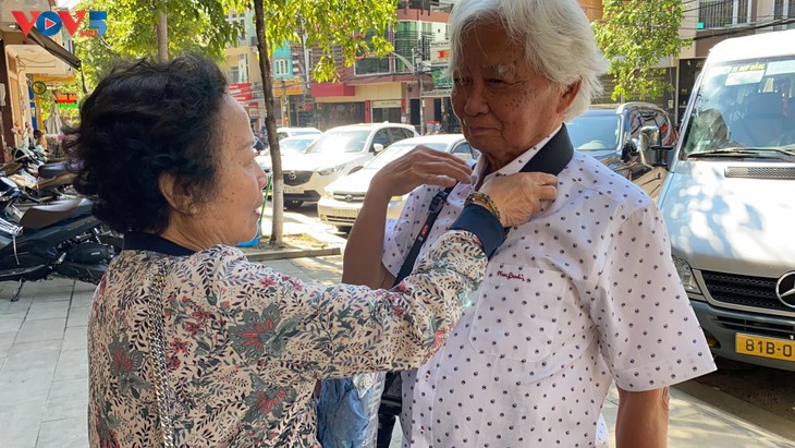 Cụ ông cụ bà đi xuyên Việt để “chụp ảnh dưỡng sinh” - ảnh 5