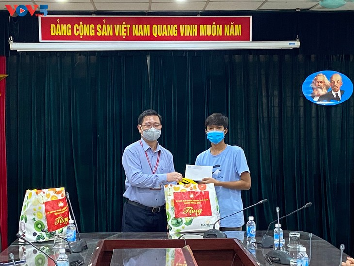Hà Nội thăm hỏi và tặng quà hỗ trợ cho 154 lưu học sinh Campuchia gặp khó khăn vì Covid-19 - ảnh 4