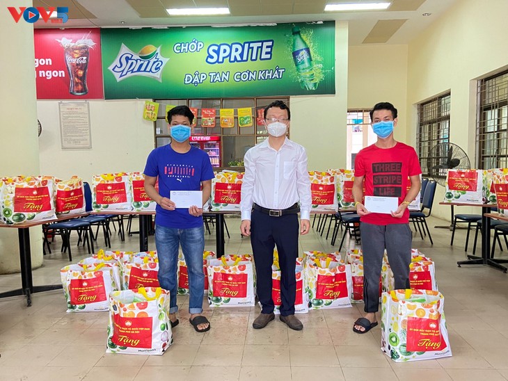 Hà Nội thăm hỏi và tặng quà hỗ trợ cho 154 lưu học sinh Campuchia gặp khó khăn vì Covid-19 - ảnh 11