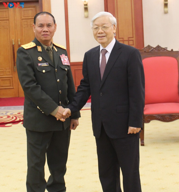 Vietnam y Laos consolidan la cooperación entre sus fuerzas militares  - ảnh 1