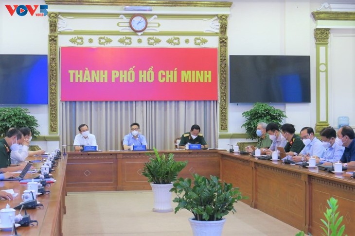 Dirigente del gobierno pide a Ciudad Ho Chi Minh continuar con la labor preventiva del covid-19 - ảnh 1