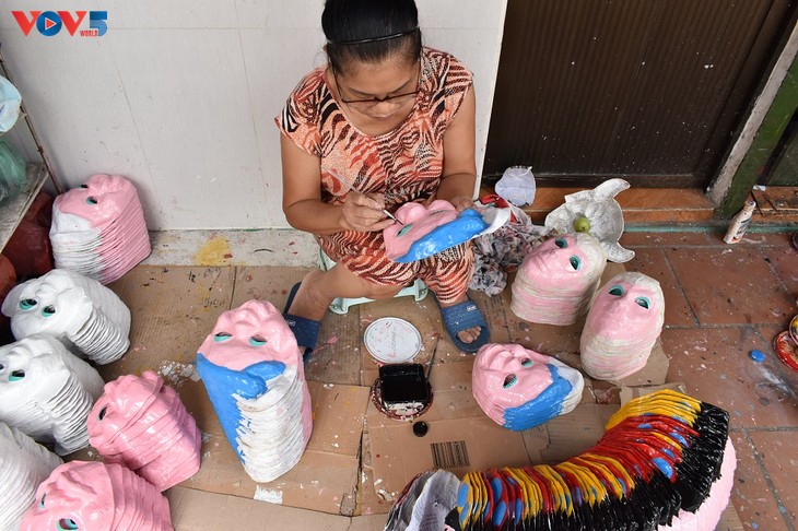 Gia đình cuối cùng ở Hà Nội giữ nghề làm mặt nạ giấy bồi - ảnh 3