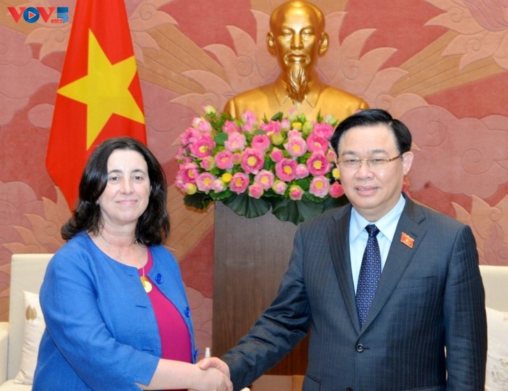 Vuong Dinh Huê reçoit la vice-présidente de la Banque mondiale chargée d’Asie de l’Est-Pacifique - ảnh 1