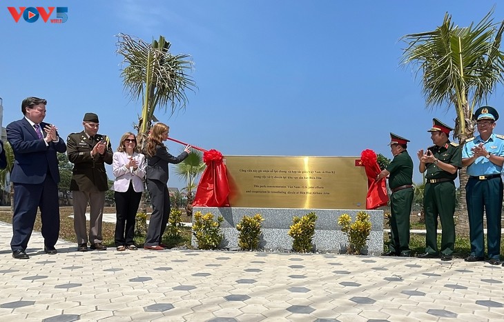 Désinfection de l’aéroport de Biên Hoà: Le Vietnam et les USA annoncent un nouveau contrat de 73 millions de USD - ảnh 1