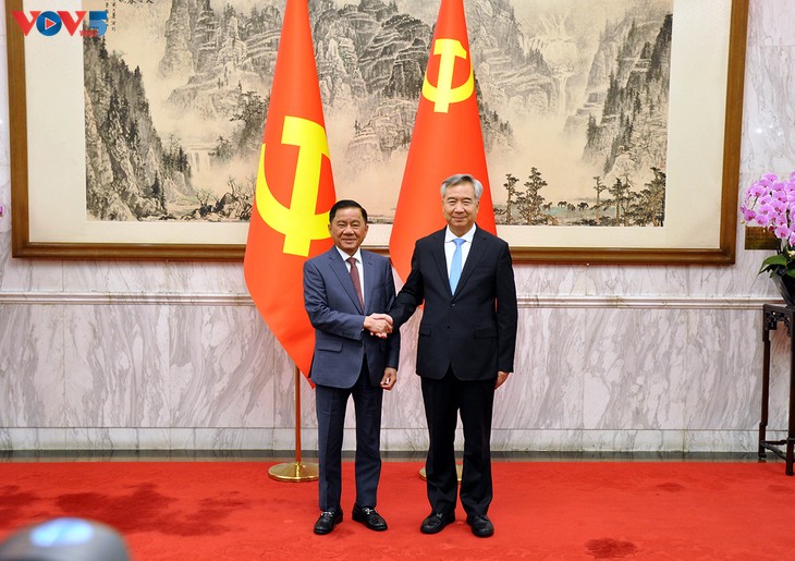 Renforcement de la coopération entre les partis communistes vietnamien et chinois - ảnh 1
