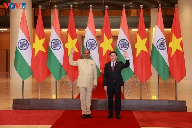 ผู้นำพรรค รัฐและสภาแห่งชาติเวียดนามให้การต้อนรับนาย Om Birla ประธานสภาล่างอินเดีย - ảnh 1