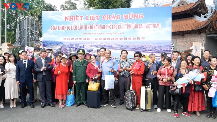 นักท่องเที่ยวจีนนับร้อยคนได้เดินทางมาเที่ยวเวียดนาม - ảnh 1