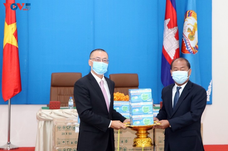 Ban Đối ngoại Trung ương Đảng tặng 30.000 khẩu trang cho Khối cơ quan Trung ương Đảng Nhân dân Campuchia - ảnh 1