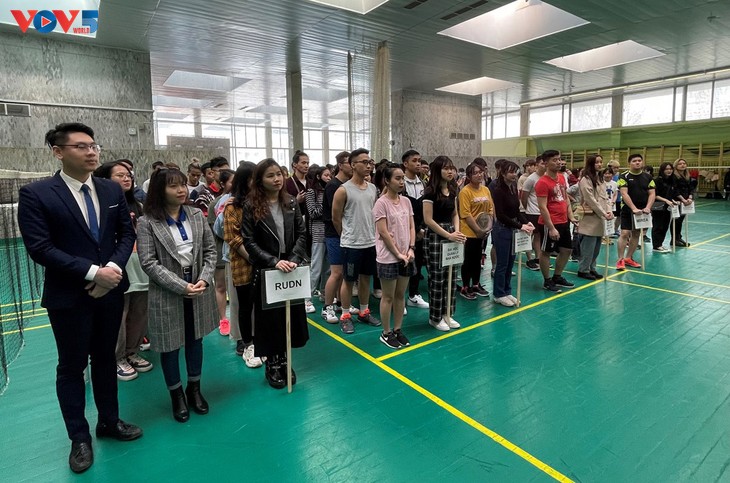 Вьетнамские студенты в РФ провели турнир по бадминтону по случаю 90-летия со дня создания СКМ - ảnh 1