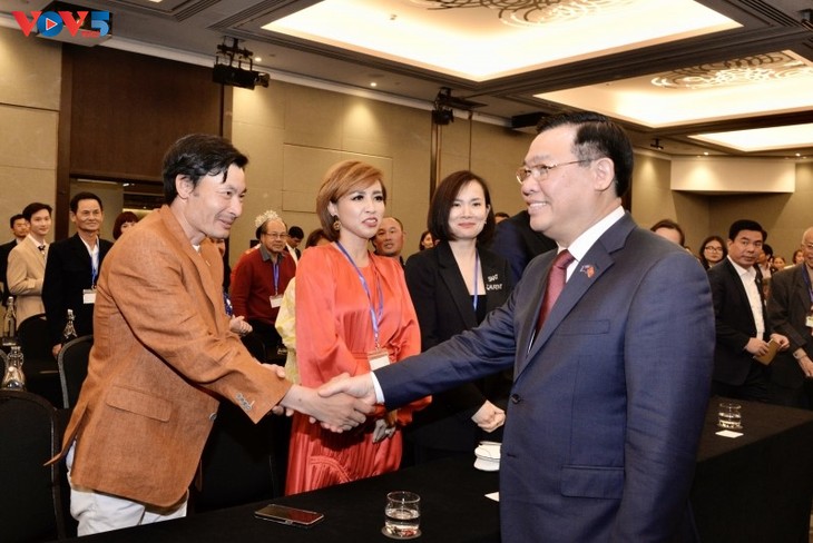 Председатель Нацсобрания Вьетнама Выонг Динь Хюэ провел встречу с представителями вьетнамской диаспоры в Новой Зеландии - ảnh 2