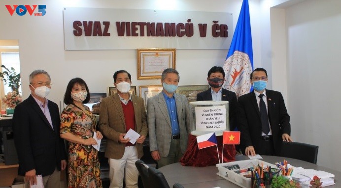 Người Việt Nam tại CH Czech và Ba Lan phát động ủng hộ đồng bào miền Trung - ảnh 1