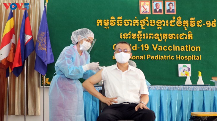 Campuchia tổ chức tiêm vaccine ngừa Covid-19 cho cán bộ ngoại giao đoàn và thân nhân - ảnh 1