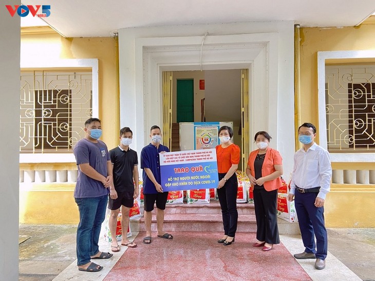 Liên hiệp các tổ chức hữu nghị Hà Nội tặng quà cho sinh viên Campuchia tại Hà Nội gặp khó khăn vì COVID-19 - ảnh 1
