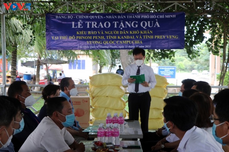 Thành phố Hồ Chí Minh trao quà hỗ trợ người gốc Việt tại Campuchia - ảnh 1
