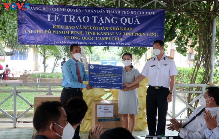 Thành phố Hồ Chí Minh trao quà hỗ trợ người gốc Việt tại Campuchia - ảnh 2