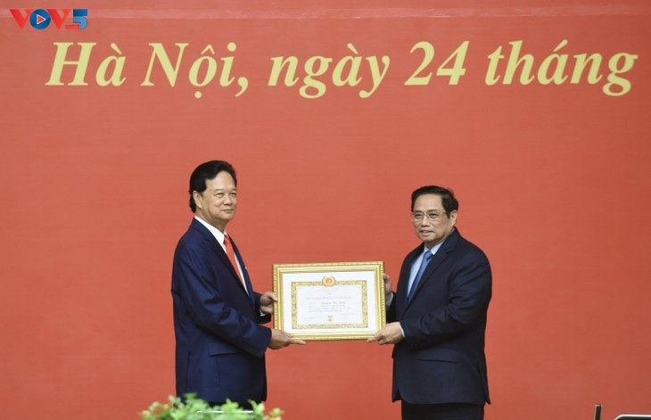 Trao tặng Huy hiệu 55 năm tuổi Đảng cho nguyên Thủ tướng Nguyễn Tấn Dũng - ảnh 1