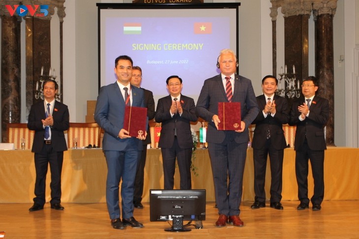 9 Biên bản ghi nhớ (MOU) được trao tại Diễn đàn hợp tác giáo dục Việt Nam-Hungary - ảnh 1