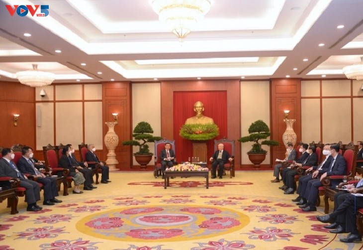 Генсек ЦК КПВ Нгуен Фу Чонг: Вьетнам поддерживает  всестороннее обновление Лаоса - ảnh 1