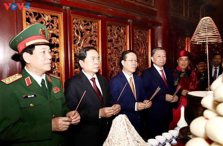 Президент Во Ван Тхыонг воскурил благовония в память о королях Хунгах - ảnh 1