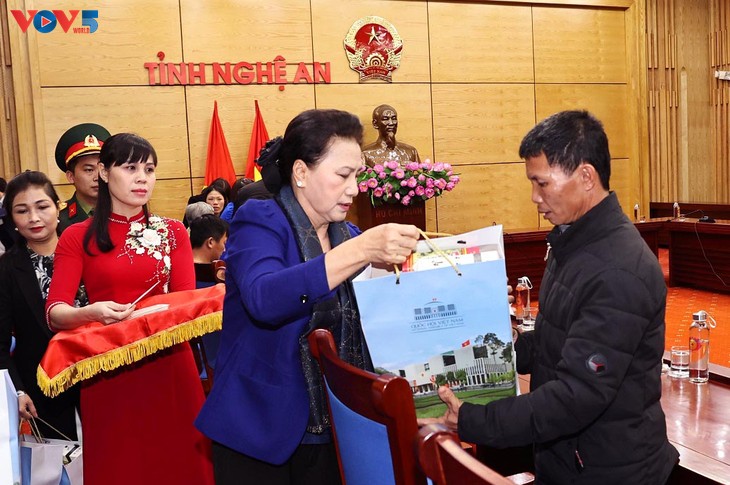 Chủ tịch Quốc hội Nguyễn Thị Kim Ngân thăm, động viên gia đình các liệt sỹ hy sinh trong đợt mưa lũ tại miền Trung - ảnh 2