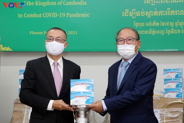 Bàn giao trang thiết bị y tế Việt Nam tặng chính phủ và nhân dân Campuchia - ảnh 1