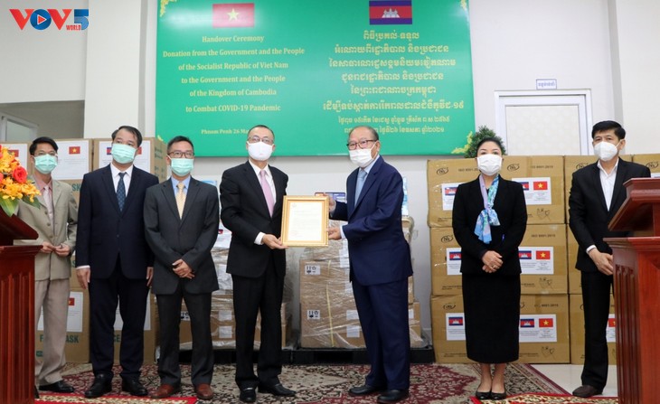 Bàn giao trang thiết bị y tế Việt Nam tặng chính phủ và nhân dân Campuchia - ảnh 2