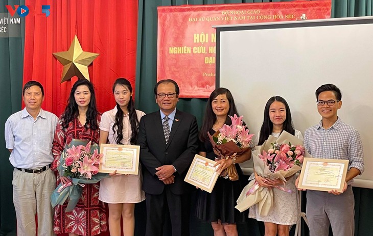 Tăng cường phát huy tính năng động tích cực của thế hệ trẻ người Việt tại Séc - ảnh 1
